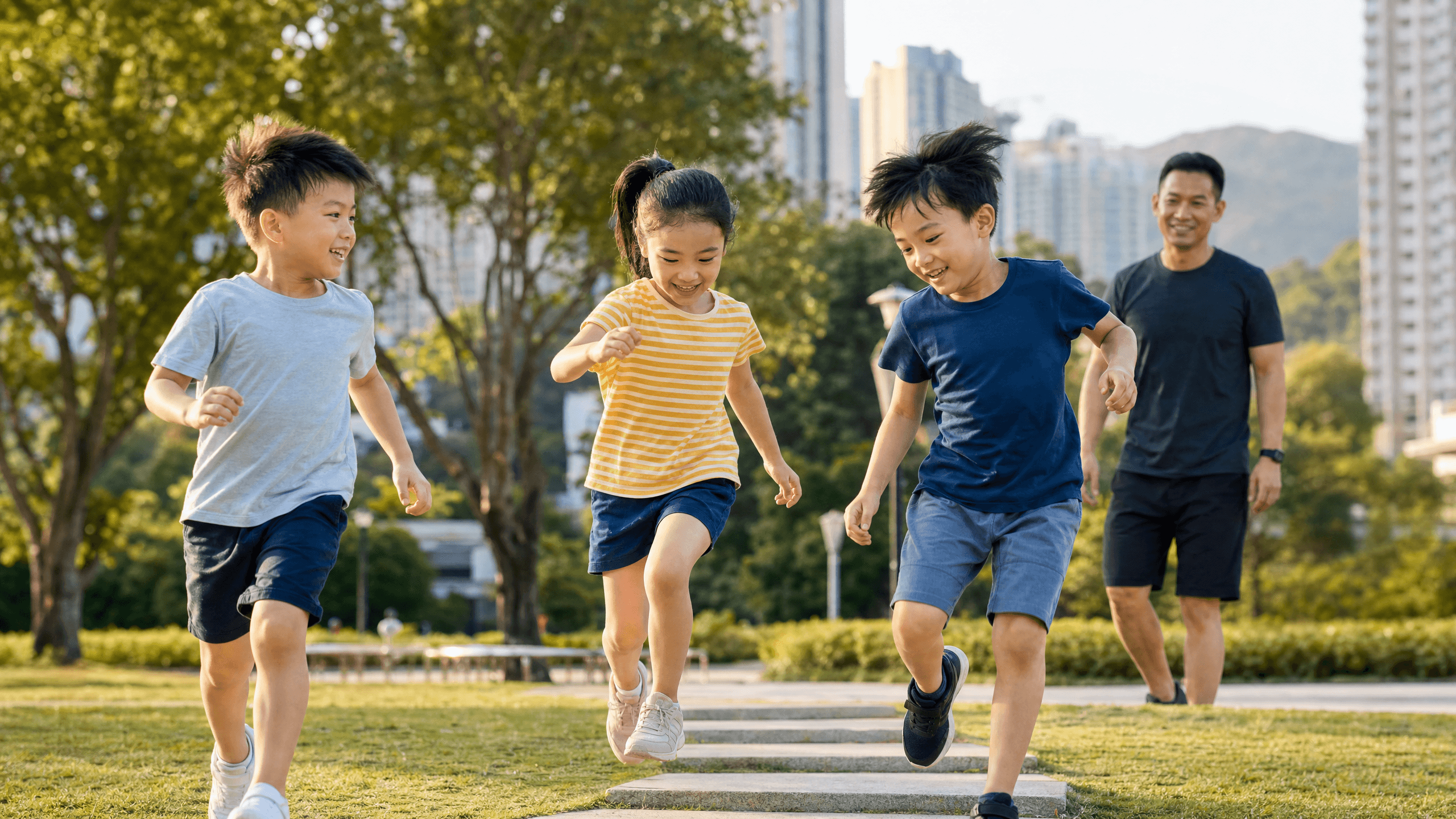 香港孩子在公園跑跳玩耍